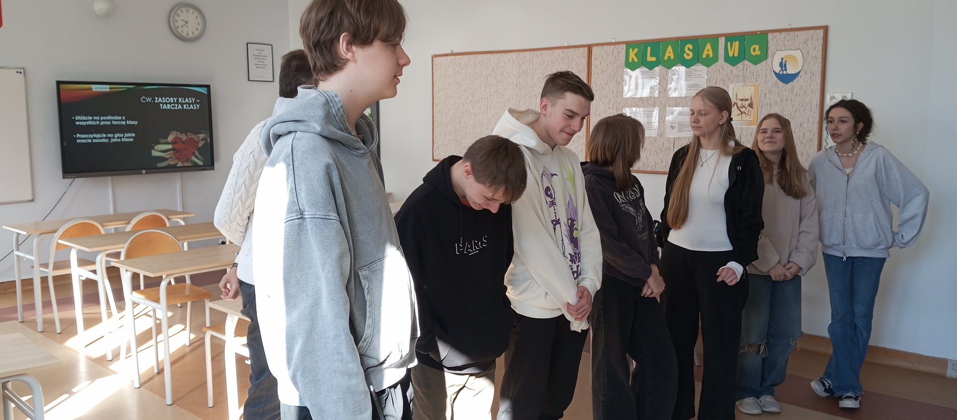 Dzieci w klasie stoją w szeregu podczas ćwiczenia w ramach warsztatu socjologicznego