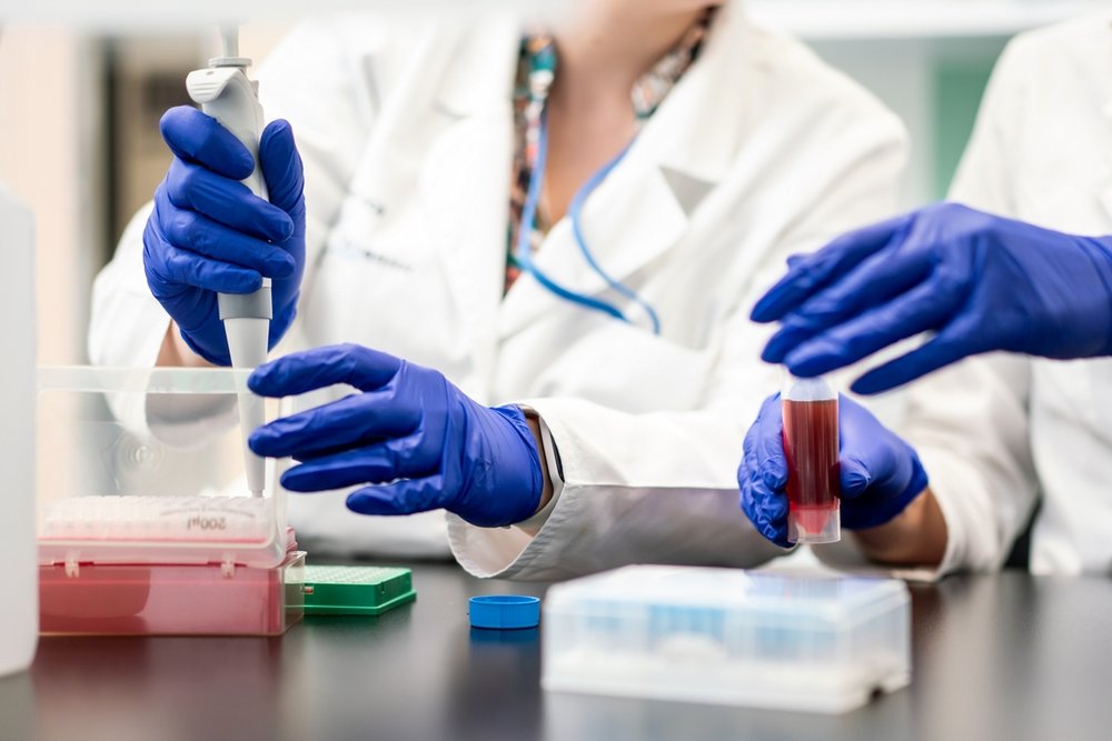 laboratorium biologiczne, dwie osobypracują