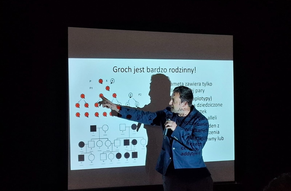 Wykładowca tłumaczy tematy genetyki na tablicy