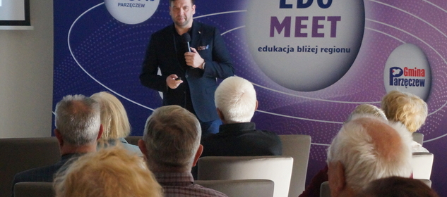 Osoby na sali słuchają wykładu
