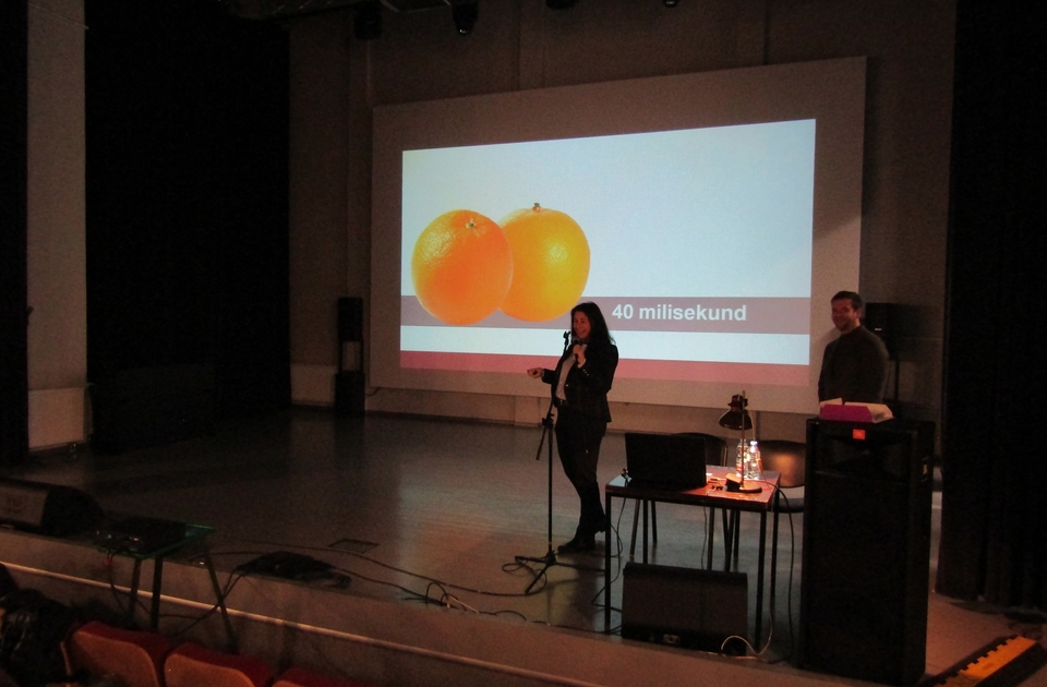 Prowadzący wykład stoją na scenie domu kultury